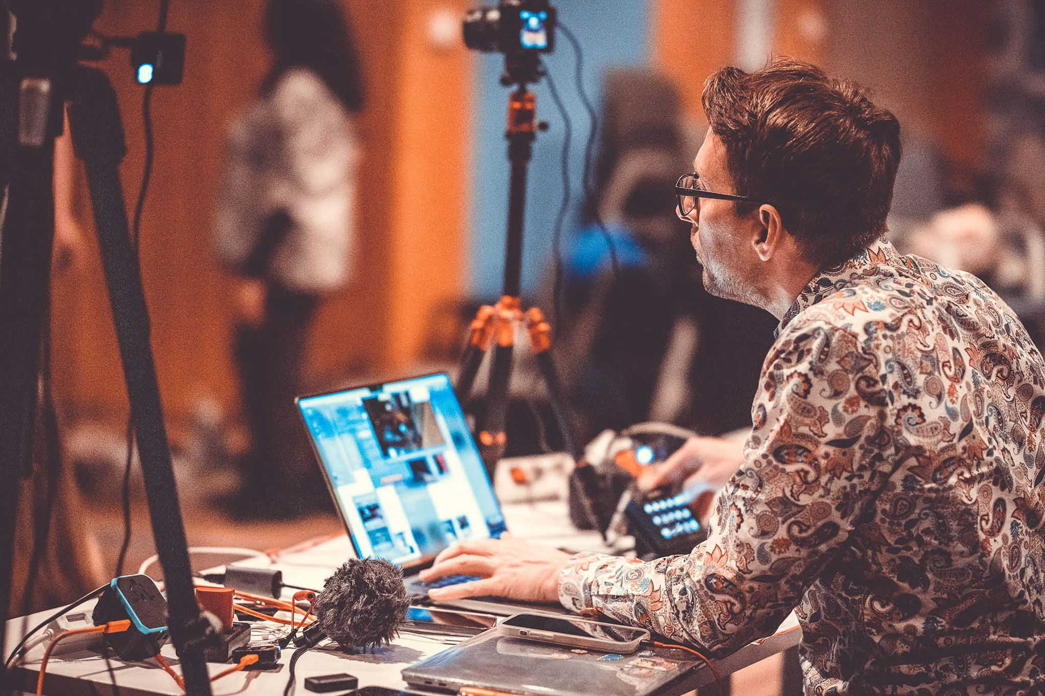 Daniel Schwenger operating the live stream
